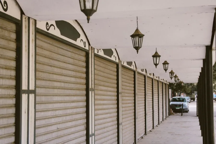 Fileira de lojas de rua com as portas de aço fechadas